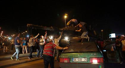 Βίντεο-σοκ από Τουρκία: Άρμα μάχης πέφτει πάνω σε αυτοκίνητα