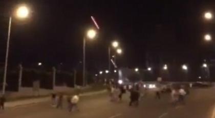 Ασύλληπτες εικόνες: Στρατιωτικό ελικόπτερο ανοίγει πυρ πάνω απ’ τα κεφάλια πολιτών! (video)