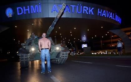 Συγκλονιστική εικόνα: Διαδηλωτής «μπλοκάρει» με το σώμα του τανκ (pic)