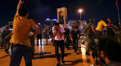 Στρατιώτες παρέδωσαν τα όπλα τους σε αστυνομικούς στην Ταξίμ