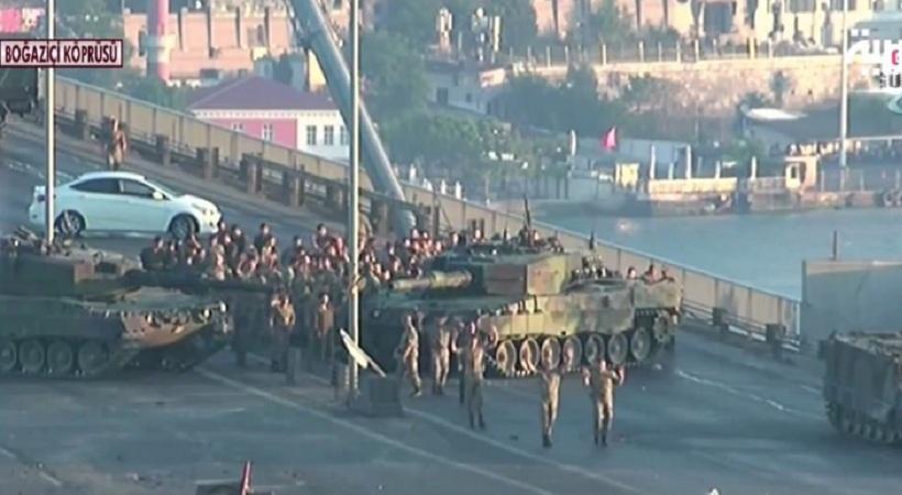 ΣΥΓΚΛΟΝΙΣΤΙΚΟ: Η παράδοση των στρατιωτών που είχαν καταλάβει τη γέφυρα του Βοσπόρου (video)