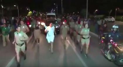 Διαδηλωτής προσπάθησε να σβήσει την ολυμπιακή φλόγα! (video)