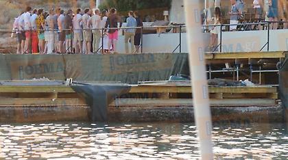 Σύρος: Εξέδρα- έκτρωμα στήθηκε μέσα στη θάλασσα για το γαμήλιο πάρτι Έλληνα μεγαλοεπιχειρηματία