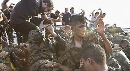 Σοκαριστικές φωτό: Ημίγυμνοι, δεμένοι πισθάγκωνα δεκάδες πραξικοπηματίες