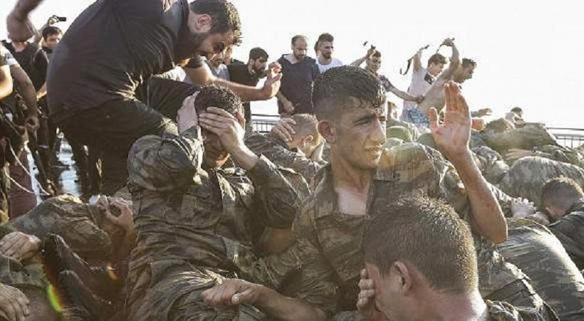 Σοκαριστικές φωτό: Ημίγυμνοι, δεμένοι πισθάγκωνα δεκάδες πραξικοπηματίες