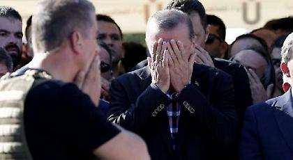O Eρντογάν έβαλε τα κλάματα σε κηδεία φίλου του που σκότωσαν οι πραξικοματίες (pics)
