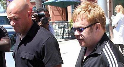 Αποκαλύψεις του σωματοφύλακα του Ελτον Τζον: Μου έπιανε τα γεννητικά όργανα και τις ρώγες