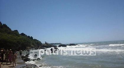 Θρίλερ με λουόμενους που εγκλωβίστηκαν στα βράχια παραλίας στην Ηλεία
