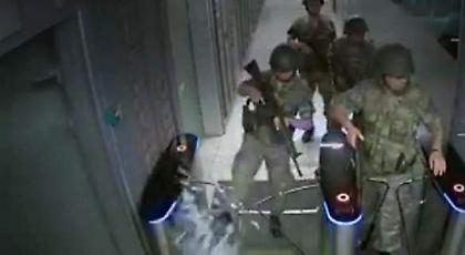 Βίντεο-ντοκουμέντο: Η στιγμή που ο στρατός εισβάλει στο τουρκικό κρατικό κανάλι TRT