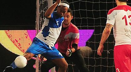 Τους κάνει πλάκα ο Ροναλντίνιο! (video)