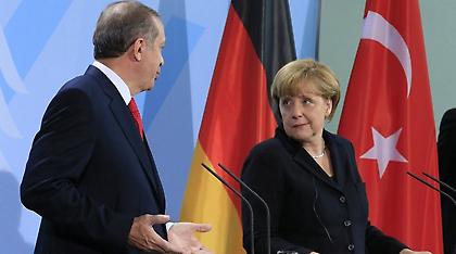 Μέρκελ σε Ερντογάν: Η επαναφορά της θανατικής ποινής θα βάλει τέλος στις ενταξιακές διαπραγματεύσεις