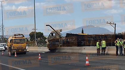 Χαμός στην Εθνική Οδό Αθηνών-Λαμίας λόγω ανατροπής νταλίκας (pics/video)