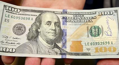 Συνεχίζει να μοιράζει λεφτά σε αγνώστους μυστηριώδης φιλάνθρωπος