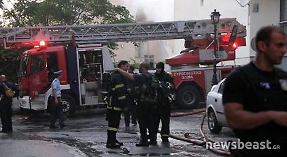 Φωτογραφίες και βίντεο από την πυρκαγιά στον Πειραιά