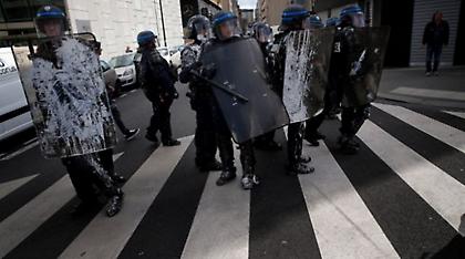 Συλλήψεις 18 διαδηλωτών στο Κλίβελαντ - Έβαλαν φωτιά σε αμερικανική σημαία