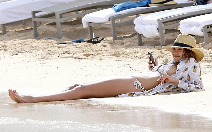 Στη Χαβάη για βουτιές η Jessica Alba (pics)