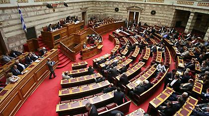Σφοδρή σύγκρουση ΣΥΡΙΖΑ - ΝΔ στη Βουλή