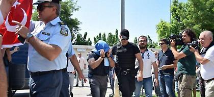 Την πόρτα του μονομελούς πλημμελειοδικείου Αλεξανδρούπολης πέρασαν σήμερα οι «8»