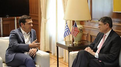 Σε εξέλιξη η συνάντηση του Τσίπρα-Λιου στο Μαξίμου