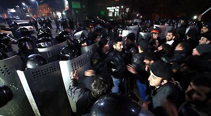 Χάος στην Αρμενία: Συνεχίζεται για 5η μέρα η ομηρία στο αστυνομικό κτίριο