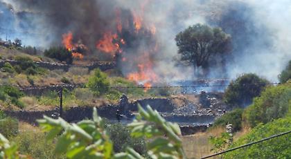 Έκαψε οχήματα και μηχανές η φωτιά στη Σύρο - Υπό μερικό έλεγχο το μέτωπο (video)