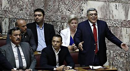 Aποχώρησε από τη συζήτηση στη Βουλή για τον εκλογικό νόμο η Χρυσή Αυγή