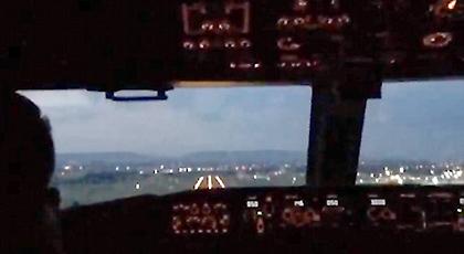 Πώς είναι η προσγείωση ενός αεροσκάφους μέσα από το πιλοτήριο