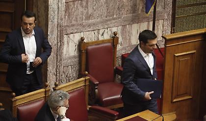 Μετά την ήττα στην απλή αναλογική ο Τσίπρας εμφανίζεται οργισμένος και με τους «53+» για τον Πρόεδρο