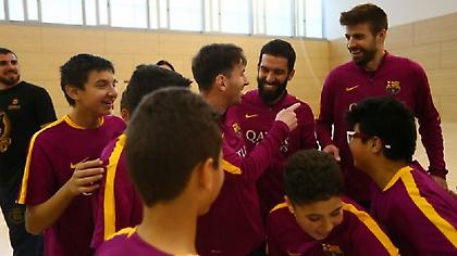 Μέσι, Πικέ και Τουράν κάνουν έκπληξη και τρελαίνουν 10χρονα πιτσιρίκια (video)