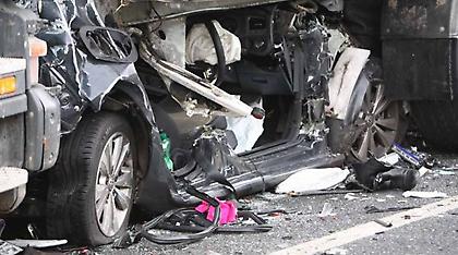 Απίστευτο: Το αυτοκίνητό της συγκρούστηκε με δύο φορτηγά και επέζησε! (pics)