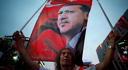 Η τουρκική κυβέρνηση ανακαλεί διαβατήρια 10.866 ανθρώπων