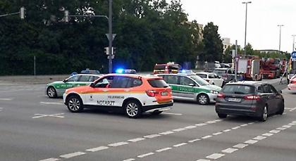 Σοκαριστικό βίντεο: Ένας εκ των δραστών του Μονάχου πυροβολεί εν ψυχρώ κόσμο!