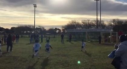 Ένας απίθανος μπόμπιρας σκοράρει σαν τον Ρονάλντο και… πανηγυρίζει σαν τον Ρονάλντο! (video)