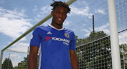 Υπόκλιση του Μπατσουαγί στον Κόντε