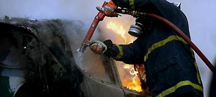 «Χτύπησαν» ξανά οι άγνωστοι των Εξαρχείων -Εβαλαν φωτιά σε 3 αυτοκίνητα