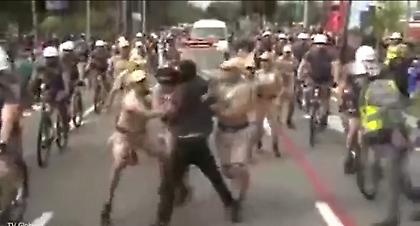 Ανδρας προσπάθησε να αρπάξει την Ολυμπιακή δάδα (video)