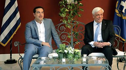 Παρασκήνιο: Οι διάλογοι των πολιτικών αρχηγών στο Προεδρικό, τα πηγαδάκια και οι γκρίνιες