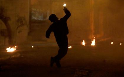 Μολότοφ και δύο συλλήψεις τη νύχτα κοντά στο Πολυτεχνείο