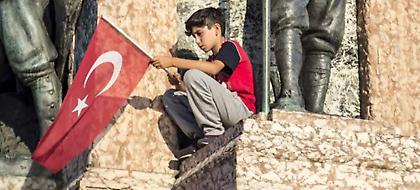 Liberation: Η Τουρκία βυθίζεται γρήγορα και σε οικονομική κρίση