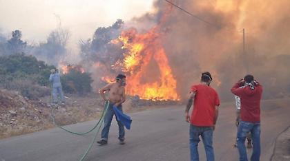 Καταστροφή στα μαστιχόδεντρα στη Χίο: Μάχη να ελεγχθεί η φωτιά πριν νυχτώσει