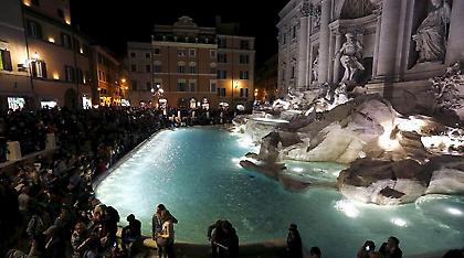 Το νυχτερινό μπάνιο στη Φοντάνα ντι Τρέβι στοίχισε ακριβά σε δύο Αμερικανούς τουρίστες