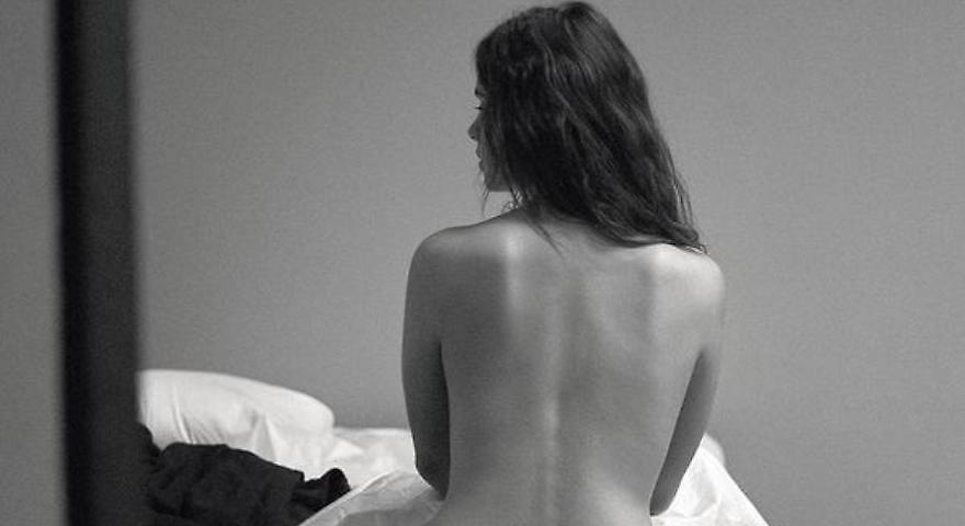 Διάσημη παρουσιάστρια τόπλες στο μπαλκόνι της!