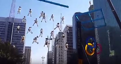 Ολυμπιακή Φλόγα με συνοδεία... ιπτάμενης ορχήστρας (video)