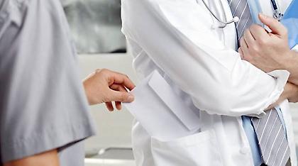 Συνελήφθη γιατρός δημόσιου νοσοκομείου για φακελάκι