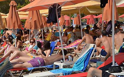 Οι παραλίες μετατρέπονται σε... night club