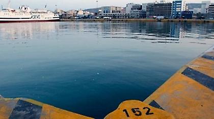 Βούτηξε με τη μηχανή του στο λιμάνι…