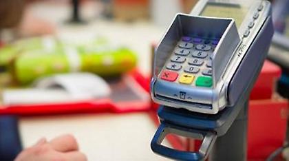 Όλο και περισσότεροι Έλληνες αγοράζουν τρόφιμα με κάρτα