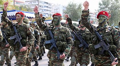 Σχέδιο για μειώσεις-σοκ από 200-400 ευρώ στους μισθούς των στρατιωτικών
