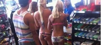 Τι τρέλανε το Ιντερνετ στη φωτογραφία τριών κοριτσιών με μπικίνι (pic)