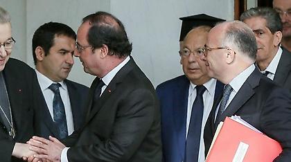 Γαλλία: Ο Ολάντ θέλει να προλάβει θρησκευτικό πόλεμο μετά τη σφαγή του ιερέα